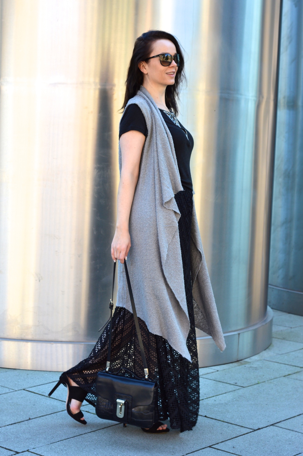 black maxi skirt and heels5